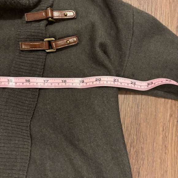 Elegant Ellen Tracy Deep Green Wool Ribbed Cowl Neck Sweater with Buckle Details - Picture 8 of 9